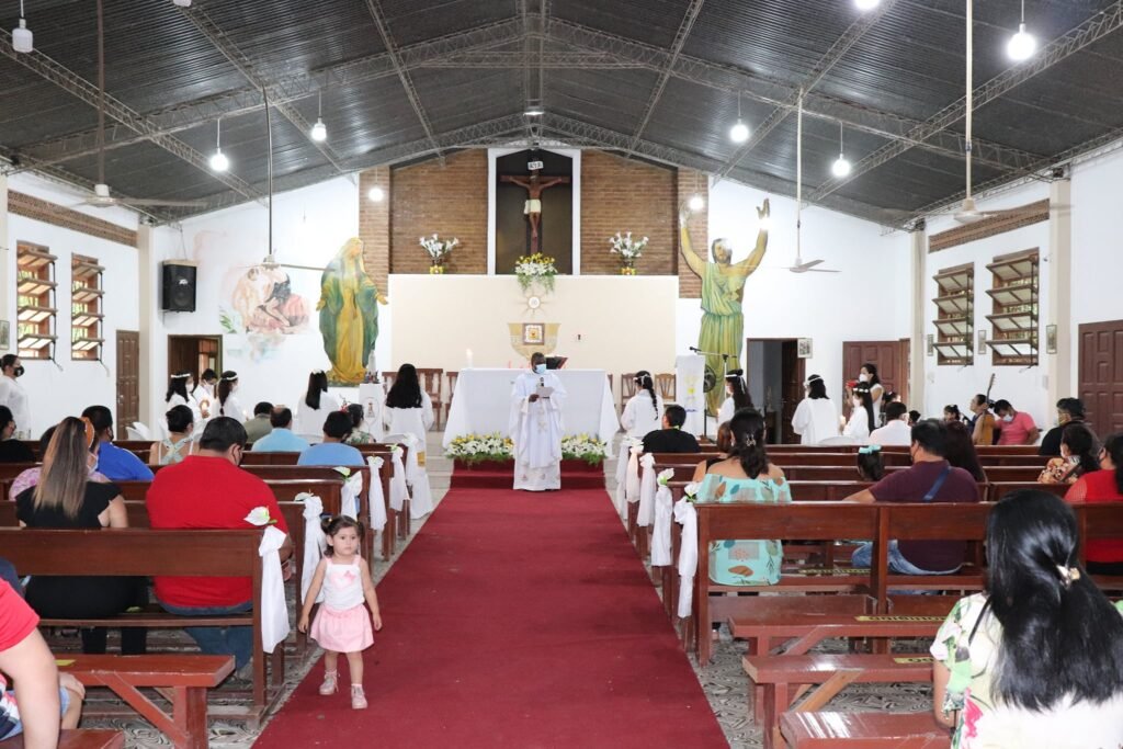 Niños y niñas por primera vez reciben al Señor. 1ra Comunión en nuestra Capilla San Juan Bautista - Hilandería (perteneciente a la Parroquia Cristo Liberador).