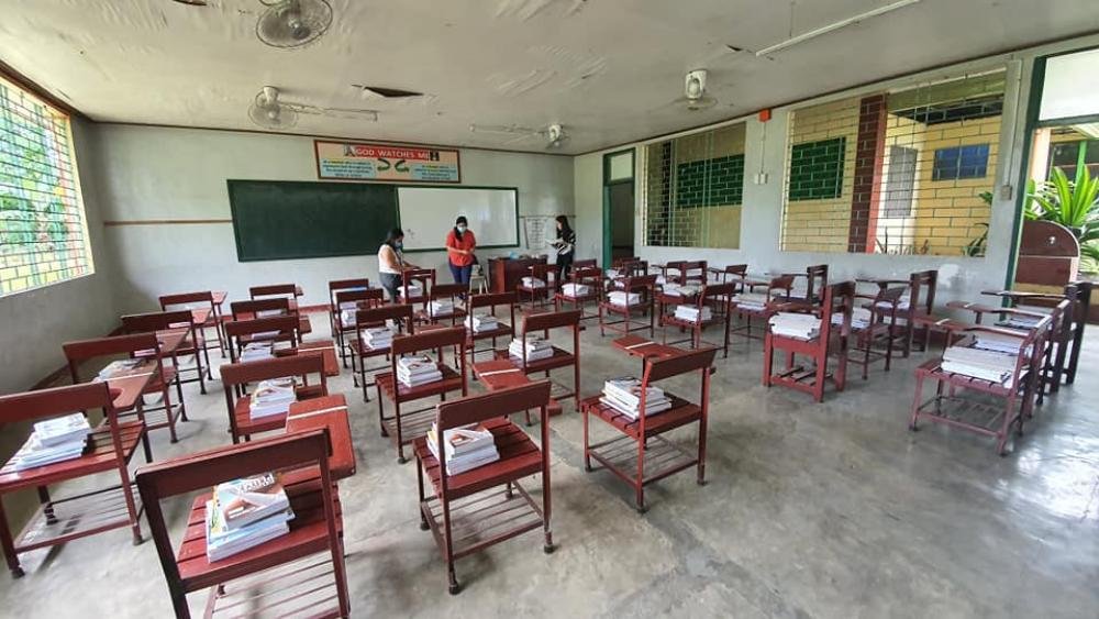 Distribuzione di libri e altri materiali didattici, in preparazione per accogliere gli studenti.