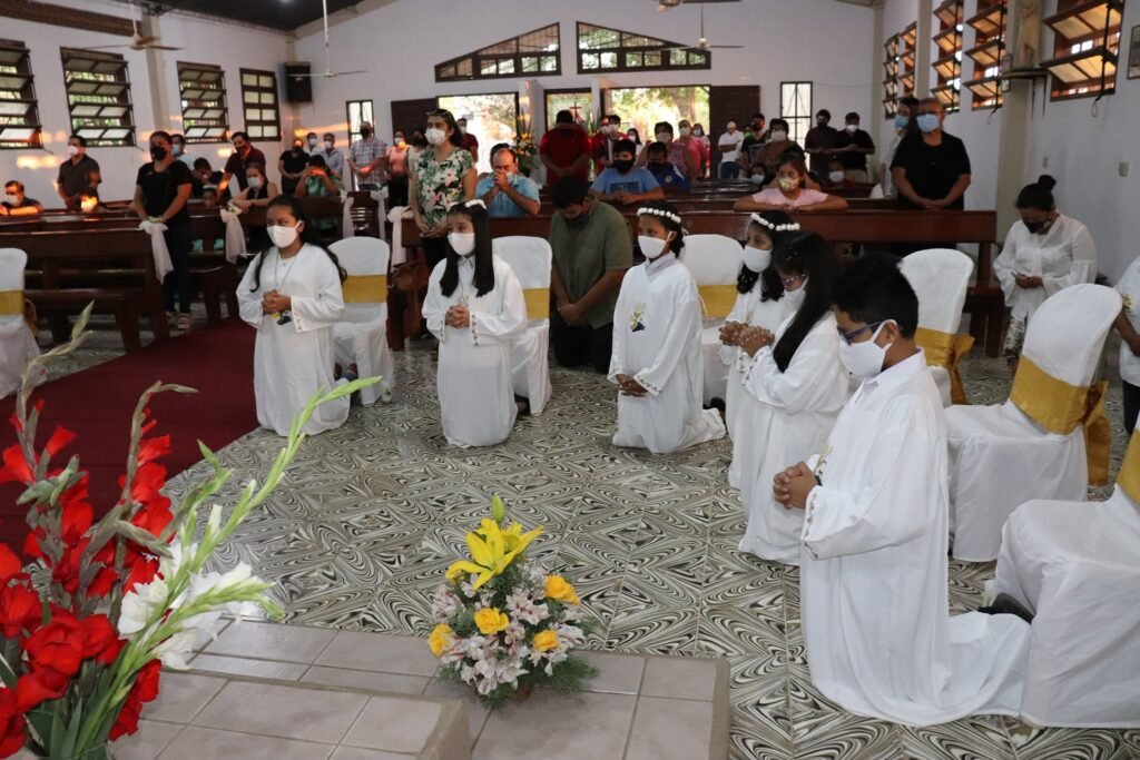 Niños y niñas por primera vez reciben al Señor. 1ra Comunión en nuestra Capilla San Juan Bautista - Hilandería (perteneciente a la Parroquia Cristo Liberador).