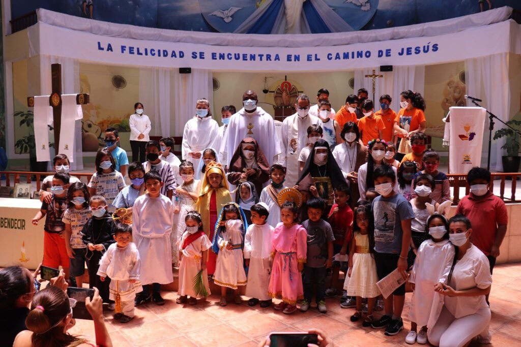 Festa di “Holywins” (La santità vince) nella comunità Cavanis della parrocchia Cristo Liberador, Santa Cruz de La Sierra-Bolivia). (2020)