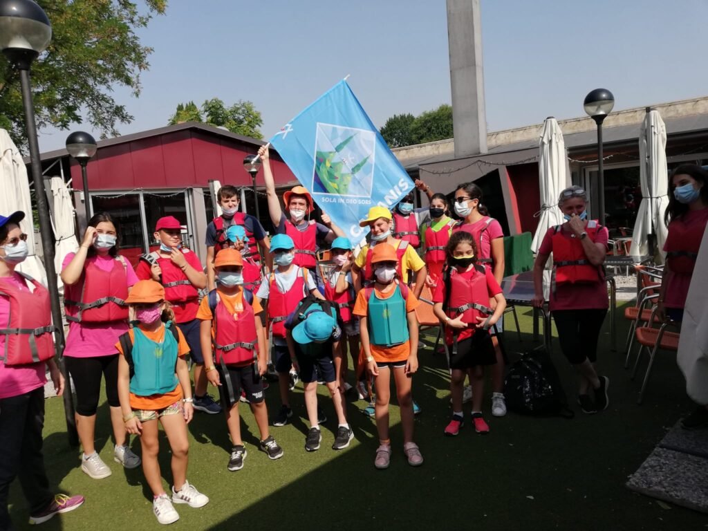 Per quattro settimane 26 ragazzi divisi in cinque gruppi (verde, rosso, arrancione, blu, azzuro) hanno svolto attività sul tema «Summer live».