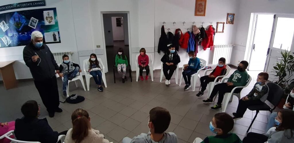 Padre Antônio Élcio Aleixo, CSCh, insieme al gruppo dei bambini.