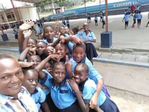Padre Emmanuel KIFUTI e alcuni bambini della scuola M.A.C.