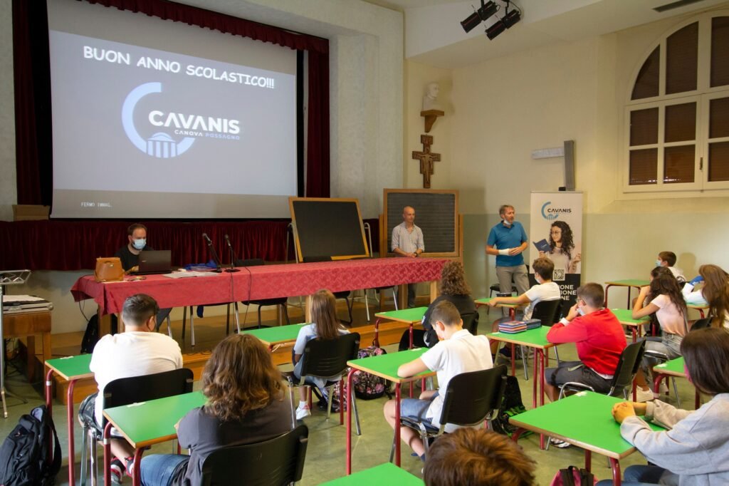 La scuola ha riaperto in presenza: al Cavanis di Possagno sono tornati gli occhi sorridenti e appassionati degli insegnanti...
