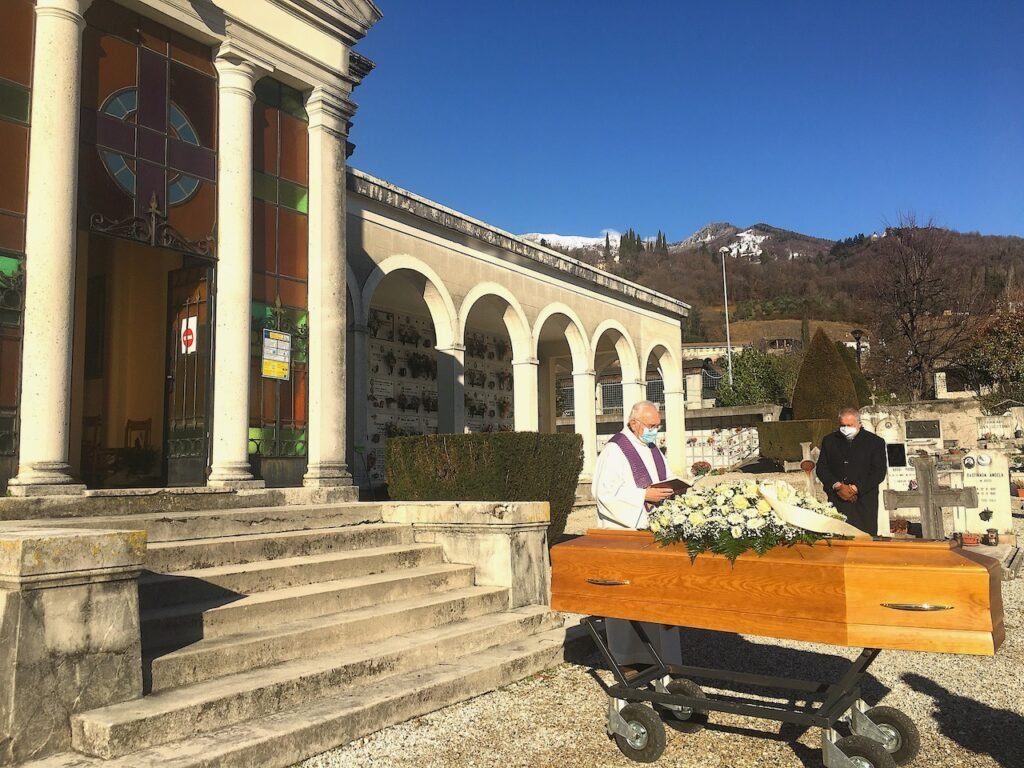 P. Diego Spadotto benedice la salma di P. Nicola.
