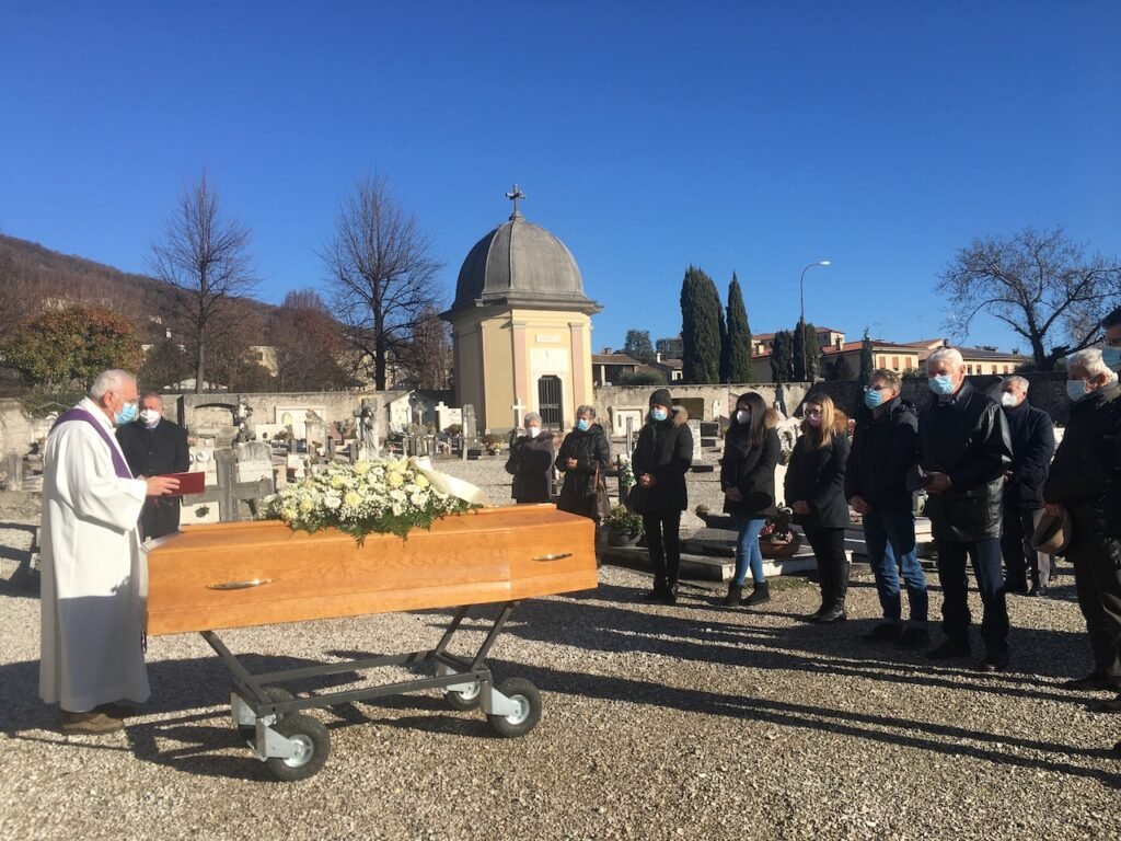 Benedizione della salma di P. Nicola in cimitero.
