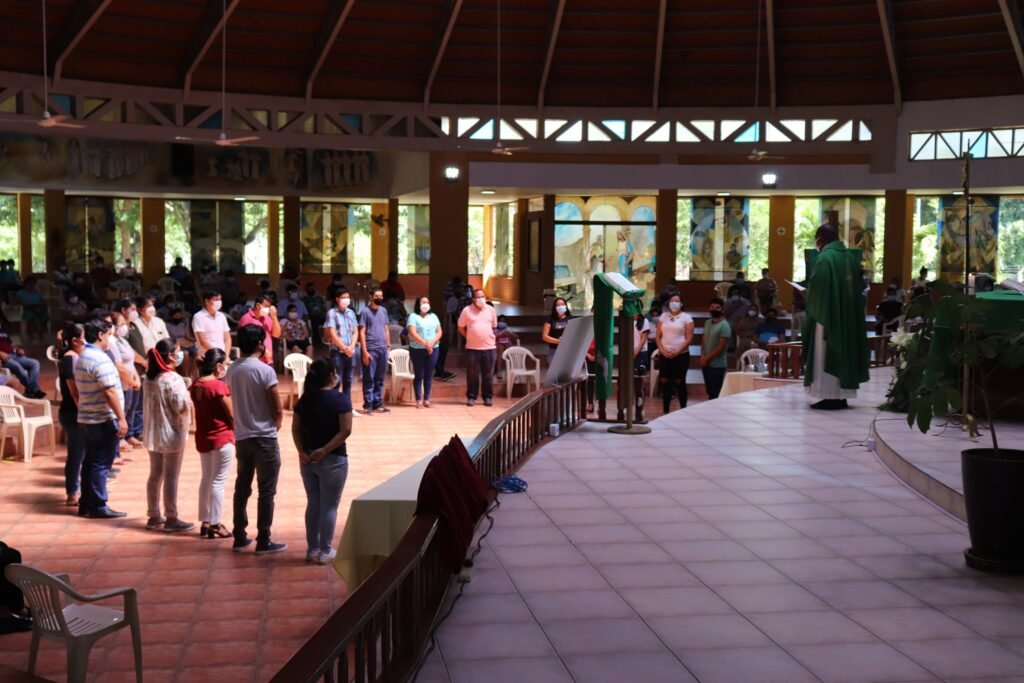 Invio di nuovi catechisti, parrocchia Cristo Liberador, Bolivia.