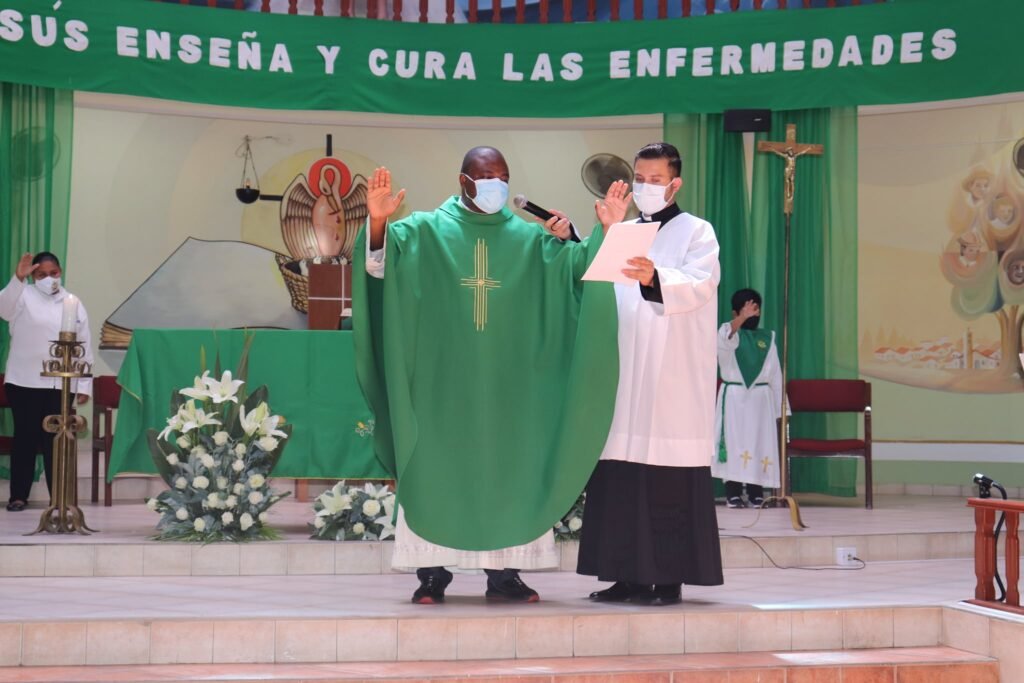 P. Celestin Muanza-Muanza, Parroco, durante la benedizione dei catechisti.