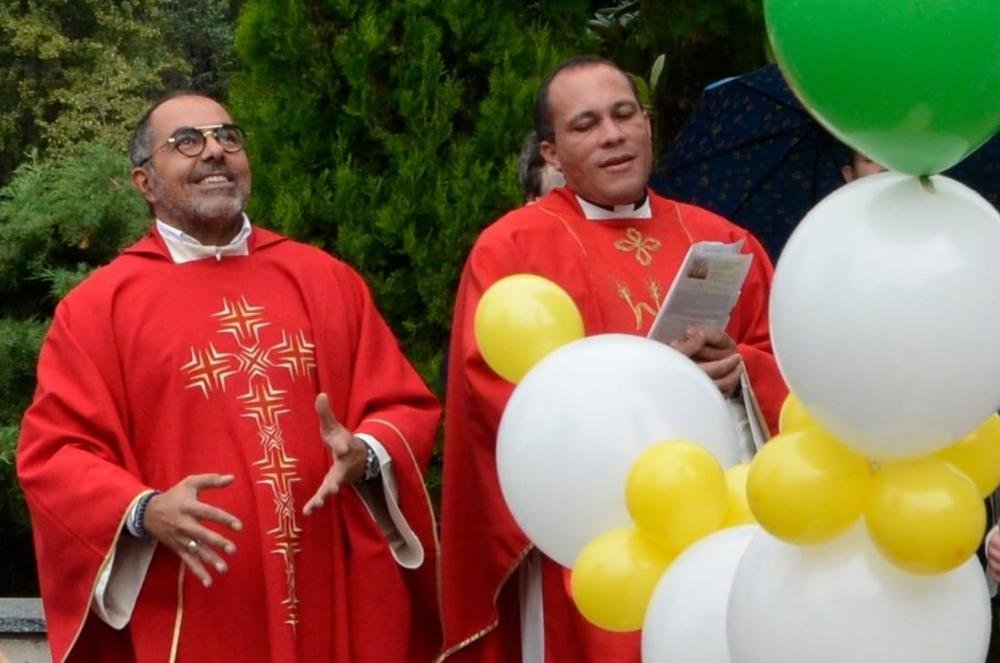 Ci affidiamo a Maria, perché ciascuno di noi sappia manifestare apertamente e senza compromessi ciò in cui crede, anche di fronte ad una società che considera spesso fuori moda e fuori tempo coloro che vivono della fede in Gesù.