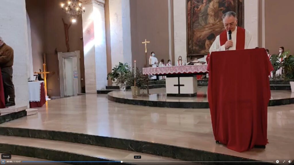 P. Giuseppe Moni durante la liturgia della parola.