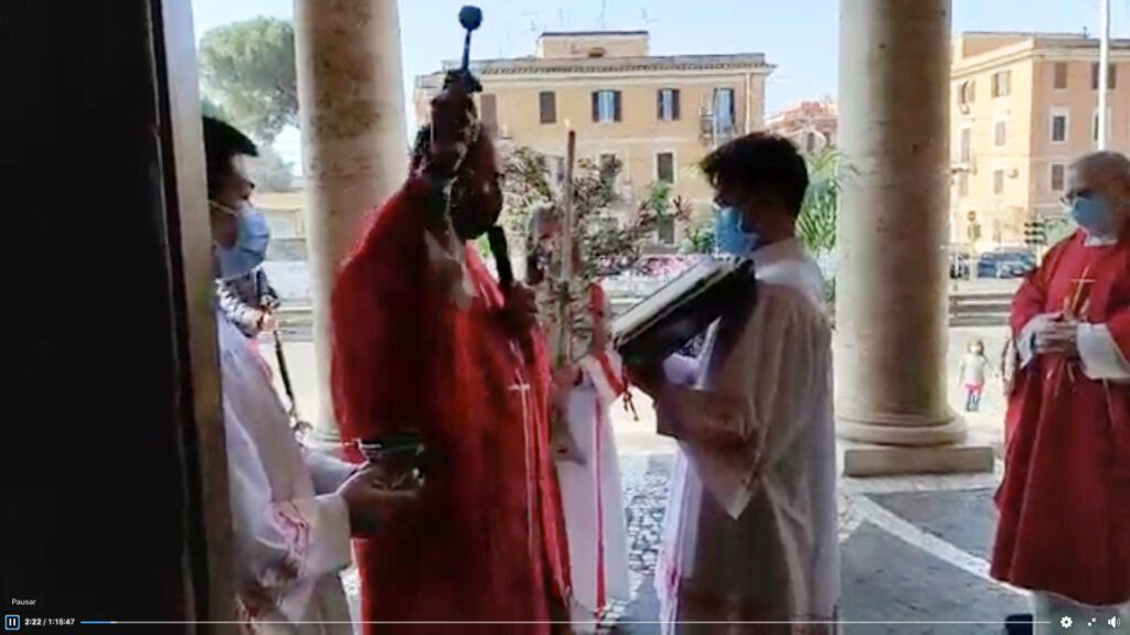 Foto: Padre Ciro Sicignano durante la benedizione dei rami. Celebrazione della Messa - Domenica delle Palme - presso alla parrocchia SS. Marcellino e Pietro, Roma.