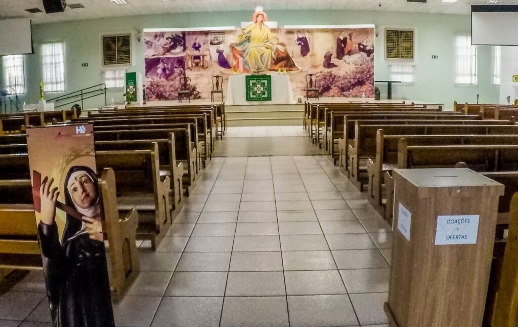 Vista parcial do interior da igreja. Paróquia e Santuário Santa Rita de Cássia, Maringá-PR. (2021)