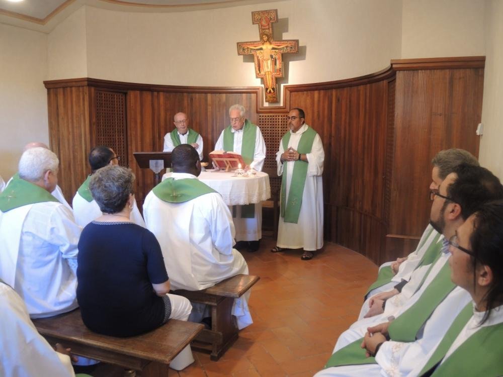 Abbiamo celebrato insieme l’eucaristia domenicale pregando per tutta la congregazione, anziani e giovani, seminaristi e novizi, preti e laici, di tutti i paesi e per tutte e tutti quelli che si sono affidati, piccoli e grandi.
