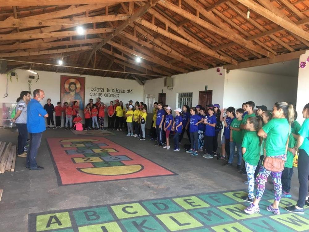 P. Mario Valcamonica insieme ai educatori e i ragazzi della scuola Cavanis a Ortigueira-PR.