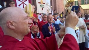 P. Rogerio Diesel CSCh con le reliquie dei martiri insieme a delegazione della comunità parrocchiale.