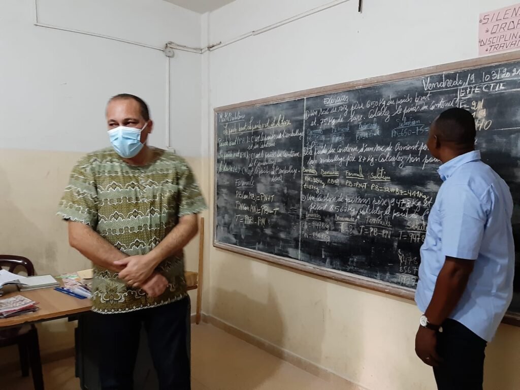 Il Padre Preposito, parlando agli alunni li ha invitati a prendere sul serio lo studio, per due motivi: prima di tutto perché sono fortunati di poter studiare in presenza, considerando la attuale situazione sanitaria del Congo e del mondo; secondo, perché stanno costruendo ora il loro futuro.