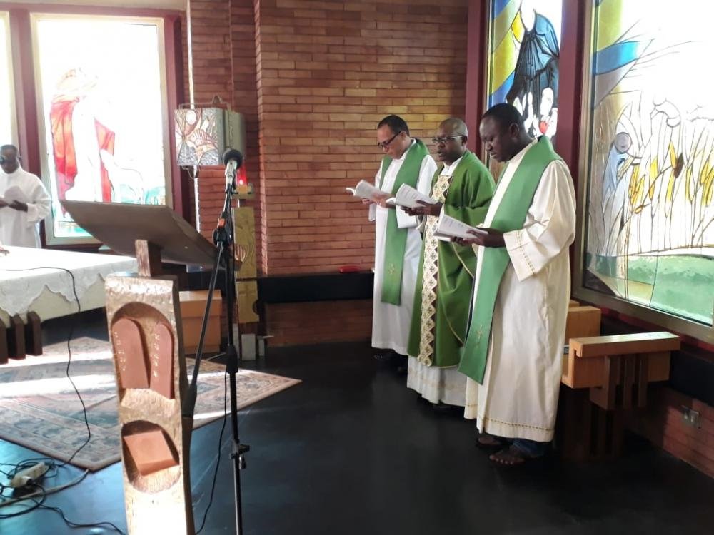 Questa mattina l’Eucaristia e le Lodi sono state celebrate in francese, presiedute dal P. Clément Boke Mpamfila