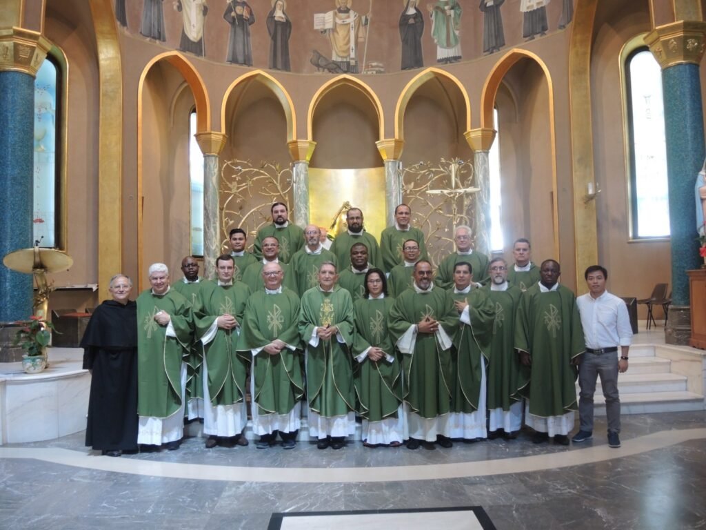 Alle 12 celebriamo la messa domenicale festiva, per il popolo e per noi, e presiede, avendo a fianco il P. Preposito Piero, il P. Giuseppe Viani, che così festeggia anche durante questo 35° Capitolo generale il 50° della sua ordinazione presbiterale.