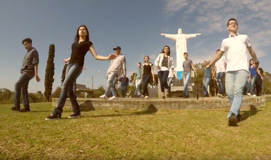 Gruppo di giovani brasiliani ha trasformato in danza - FLASH MOB - un messaggio lasciato da S. Giovanni Paolo II.