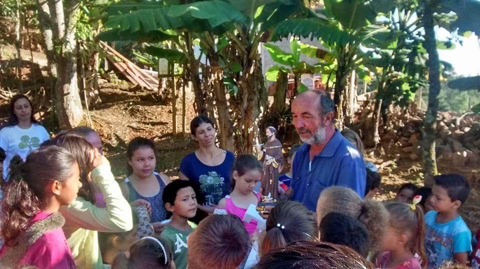 P. Mario Valcamonica, CSCh insieme ai bambini della città di Ortigueira.