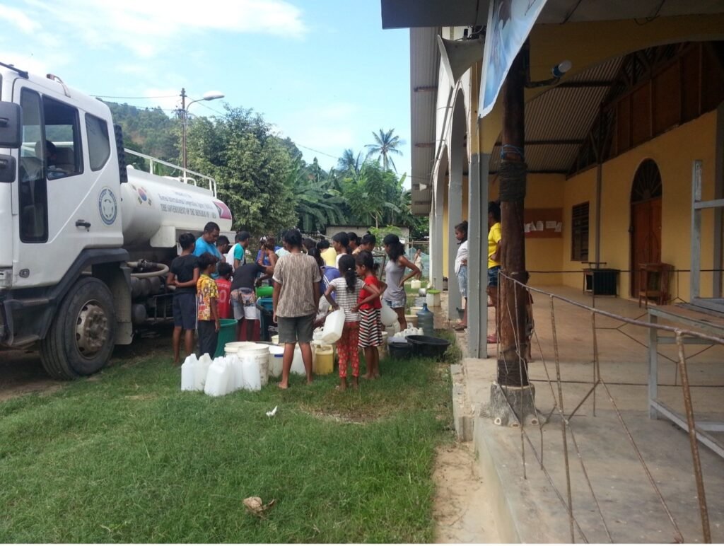Distribuzione dell'acqua per la popolazione di Estesaun Lessibutak. Comunità dove vivono i Padri Cavanis a Dili – Timor Est.