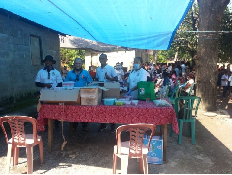 P. José Valdir Siqueira, Cavanis, partecipa con l'équipe sanitaria alla visita e distribuzione di medicinali nella comunità di Aik-Laran dopo il diluvio, comunità che è sotto la cura pastorale dei Padri Cavanis.