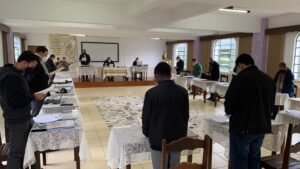 Inizio dei lavori in aula capitolare, in questa prima tappa i padri capitolari ascoltano e accompagnano la presentazione delle relazioni inviate dalle comunità.