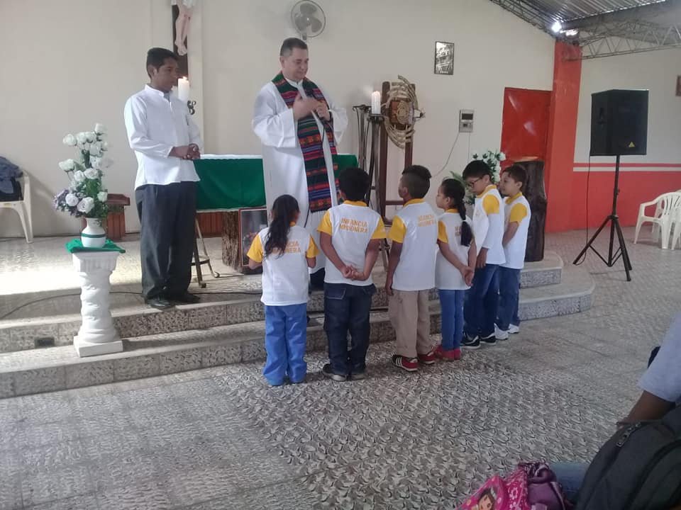 P. Martinho Paulus CSCh accoglie i nuovi "membri" dell'Infanzia Missionaria nella comunità della cappella Veracruz, Santa Cruz de La Sierra - Bolivia.