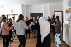 La cultura della solidarietà e della gratuità qualifica il volontariato e contribuisce concretamente alla costruzione di una società fraterna, al cui centro vi è la persona umana.