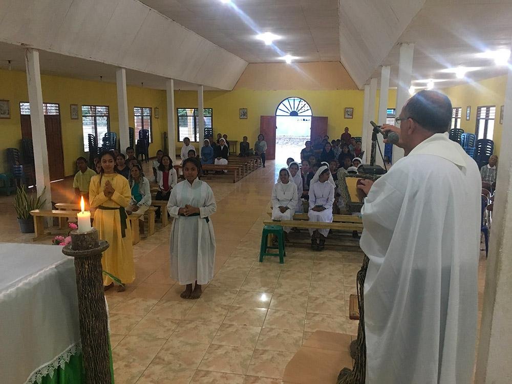 P. José Valdir Siqueira durante la celebrazione parla con la comunità.