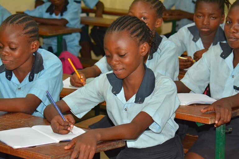 L’educazione è compito che sta a cuore non solo ai cristiani, ma a tutti coloro che avvertono la responsabilità verso il futuro dell’umanità e del mondo.