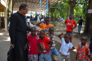 Padre Manoel Rosalino Pereira Rosa insieme alla scuola Cavanis del Congo RDC.