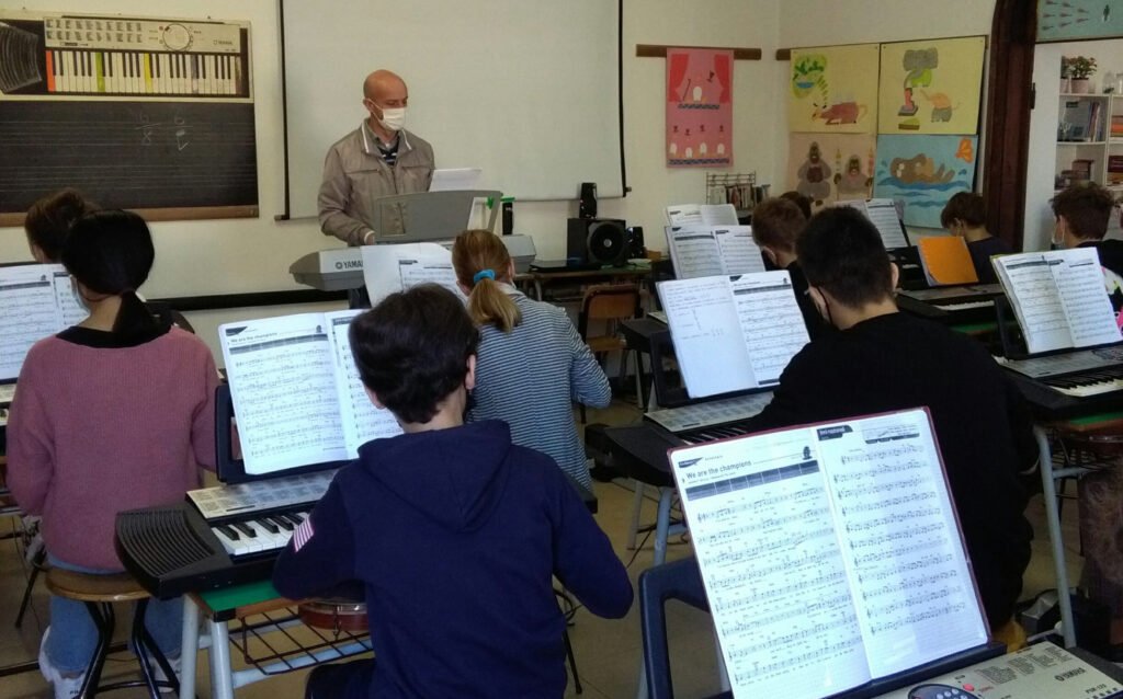 Prof. Roberto Panazzolo è uno degli insegnanti più longevi della nostra scuola di Possagno, di cui condivide la tradizione, il carisma, la passione.