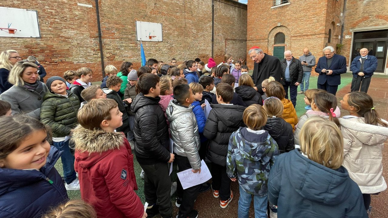 In questo speciale giorno di ringraziamento, il Patriarca di Venezia Francesco Moraglia è stato ricevuto dai giovani e dai bambini dell'Istituto Cavanis.