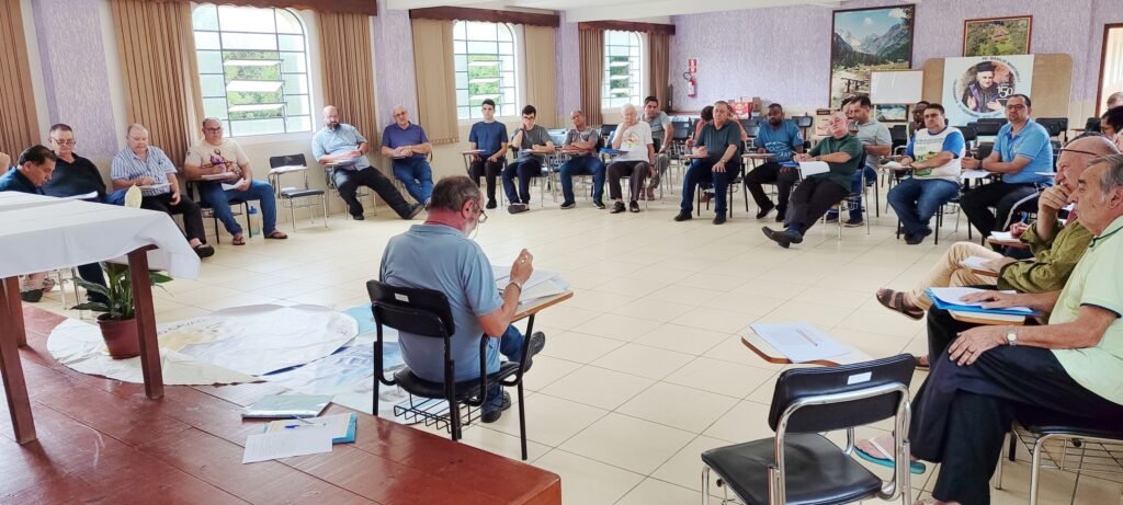 Studio sulla vita e la missione educativa dei Servi di Dio Padre Antônio e Padre Marcos Cavanis, sotto la guida di Padre Mário.